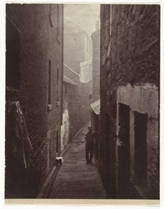 RECORD DATE NOT STATED Saltmarket in Glasgow, Thomas Annan (attributed to), 1868 - 1877 photograph Glasgow photographic support. cardboard carbon print lane, alley. adult man Glasgow Copyright: xpiemagsx rknbpie14012024-57638 !ACHTUNG AUFNAHMEDATUM GESCHÄTZT!