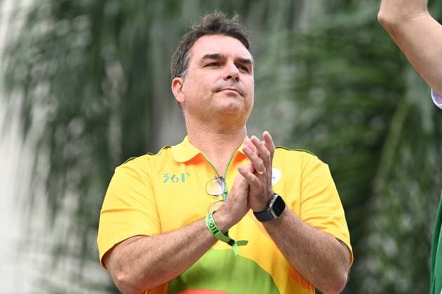 MANIFESTATION BOLSONARO SP Sao Paulo SP, 02 25 2024 - DEMONSTRATION BOLSONARO SP - Senator Flavio Bolsonaro, during a demonstration on Avenida Paulista, in the city of Sao Paulo, this Sunday (25). (Foto: Andre Ribeiro Thenews2 imago images) MANIFESTATION BOLSONARO SP  Copyright: xAndrexRibeirox