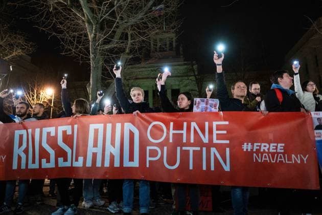 Anlässlich der Nachricht des Todes des russischen Oppositionpolitikers Alexej Nawalny versammelten sich vor der russischen Botschaft in Berlin hunderte Menschen zu einer Mahnwache und forderten mehr Demokratie in Russland. Following the news of the death of Russian opposition politician Alexei Navalny, hundreds of people gathered in front of the Russian embassy in Berlin for a vigil and called for more democracy in Russia. snapshot-photography K.M.Krause *** Following the news of the death of Russian opposition politician Alexei Navalny, hundreds of people gathered in front of the Russian embassy in Berlin for a vigil and called for more democracy in Russia snapshot photography K M Krause