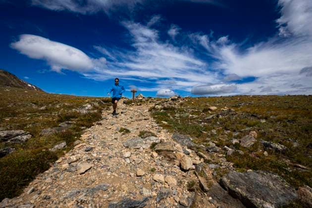 Trail runner on the trail up to Arapahoe Pass in Colorado. Nederland, Colorado, United States CR_JOKL240225-1247452-01 ,model released, Symbolfoto
