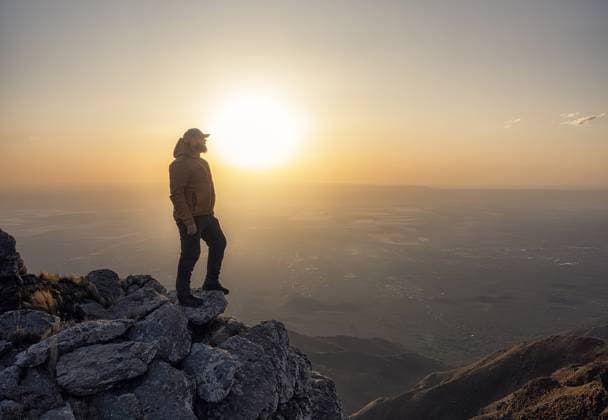 man posing on top of a mountain at sunset Villa de Merlo, San Luis Province, Argentina CR_MLQM240225-1342659-01 ,model released, Symbolfoto