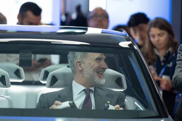 Entertainment Themen der Woche KW09 Entertainment Bilder des Tages King Felipe At Mobile World Congress - Barcelona King Felipe VI (l) testing a car at the Mobile World Congress (MWC) to lead the inauguration of the event, at the Gran Via venue of Fira de Barcelona in L Hospitalet de Llobregat, on February 26, 2024, in Barcelona, Catalonia (Spain). Upon his arrival at the event, the President of the Government and the King received the President of Paraguay, who is in Spain on a working visit. The president of the Generalitat has entered the enclosure before the arrival of the King without waiting to receive him. The MWC is the most important mobile technology event in the world and will be held from today until Thursday, February 29, and is expected to bring together some 95,000 attendees, 2,400 exhibitor  Copyright: xEuropaxPress ABACAx