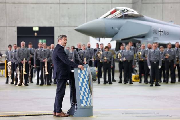 News Themen der Woche KW09 News Bilder des Tages Verabschiedungsappell des Taktischen Luftwaffengeschwaders 74 am 26.02.2024 im Fliegerhorst Neuburg in Neuburg an der Donau Markus Söder ( Ministerpräsident Bayern ) nimmt an dem Verabschiedungsappell des Taktischen Luftwaffengeschwaders 74 in die NATO-Mission - Verstärkung Air Policing Baltikum - teil. *** Farewell roll call of Tactical Air Wing 74 on 26 February 2024 at Neuburg Air Base in Neuburg an der Donau Markus Söder Prime Minister of Bavaria takes part in the farewell roll call of Tactical Air Wing 74 to the NATO mission Reinforcement Air Policing Baltic States xMSx