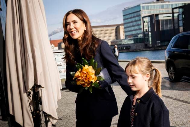 Entertainment Bilder des Tages Queen Mary is received by Education and Research Minister Christina Egelund (M) and flower girl Lily upon arrival at the EliteForsk awards ceremony in Den Sorte Diamant in Copenhagen, Monday 26 February 2024. The Ministry of Education and Research annually awards EliteForsk awards to the leading researchers in their field with the aim of creating awareness about research in Denmark.. (Photo: Ida Marie Odgaard Ritzau Scanpix) , Copenhagen Denmark Copyright: RitzauxScanpix IdaxMariexOdgaardx COP15783 spdk20240226-162833-L