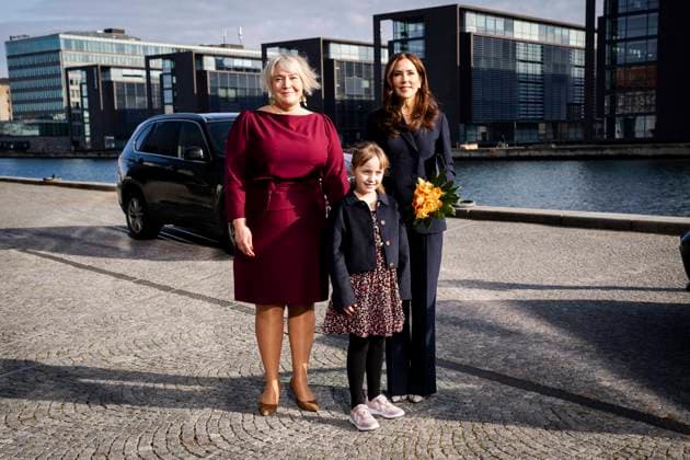 Entertainment Themen der Woche KW09 Entertainment Bilder des Tages Queen Mary is received by Education and Research Minister Christina Egelund (M) and flower girl Lily upon arrival at the EliteForsk awards ceremony in Den Sorte Diamant in Copenhagen, Monday 26 February 2024. The Ministry of Education and Research annually awards EliteForsk awards to the leading researchers in their field with the aim of creating awareness about research in Denmark.. (Photo: Ida Marie Odgaard Ritzau Scanpix) , Copenhagen Denmark *** Queen Mary is received by Education and Research Minister Christina Egelund M and flower girl Lily upon arrival at the EliteForsk awards ceremony in Den Sorte Diamant in Copenhagen, Monday 26 February 2024 The Ministry of Education and Research annually awards EliteForsk awards to the leading  Copyright: RitzauxScanpix IdaxMariexOdgaardx COP15783 spdk20240226-162822-L