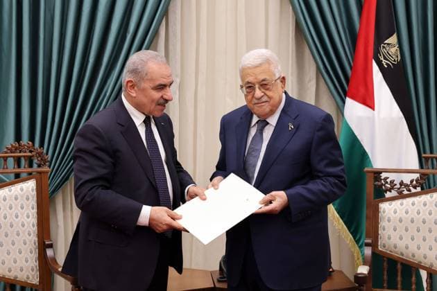 News Themen der Woche KW09 News Bilder des Tages Palestinian Prime Minister Muhammad Shtayyeh presents the government s resignation to President Mahmoud Abbas in Ramallah Palestinian Prime Minister Mohammad Shtayyeh presents the government s resignation to President Mahmoud Abbas in Ramallah, on February 26, 2024. Photo by Thaer Ganaim apaimages Ramallah West Bank Palestinian Territory 260224_Ramallah_PPO_00(1) Copyright: xapaimagesxThaerxGanaimx xapaimagesx