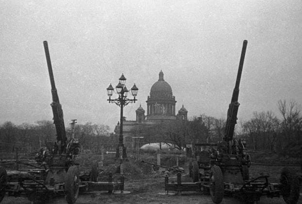 WWII ANTIAIRCRAFT GUN LENINGRAD 5634 01.10.1941 Antiaircrafters guarding the sky of Leningrad. David Trahtenberg Sputnik Leningrad Russia  Copyright: xDavidxTrahtenbergx