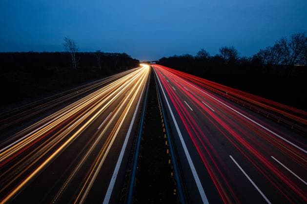 News Bilder des Tages Auto und Lastwagen auf der Autobahn 10 ( A10 ) am Abend des 26. Februar 2024 bei Berlin in Brandenburg. Autobahn A10 in Brandenburg *** Car and truck on the Autobahn 10 A10 on the evening of February 26, 2024 near Berlin in Brandenburg Autobahn A10 in Brandenburg