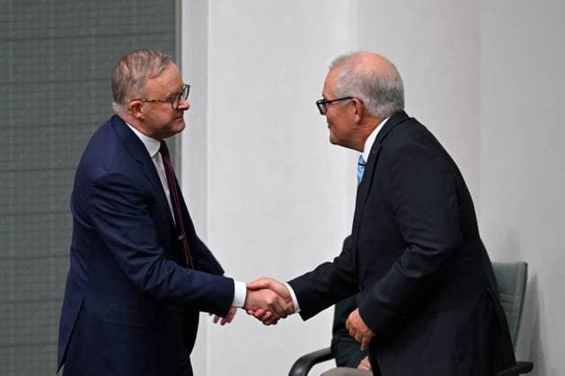 News Themen der Woche KW09 News Bilder des Tages SCOTT MORRISON VALEDICTORY SPEECH, Australian Prime Minister Anthony Albanese shakes hands with Former Australian Prime Minister Scott Morrison after he delivered his valedictory speech in the House of Representatives at Parliament House in Canberra, Tuesday, February 27, 2024. ( NO ARCHIVING, EDITORIAL USE ONLY, NO USE IN BOOKS WITHOUT CONSENT CANBERRA AUSTRALIAN CAPITAL TERRITORY AUSTRALIA  Copyright: xLUKASxCOCHx 20240227001909020870