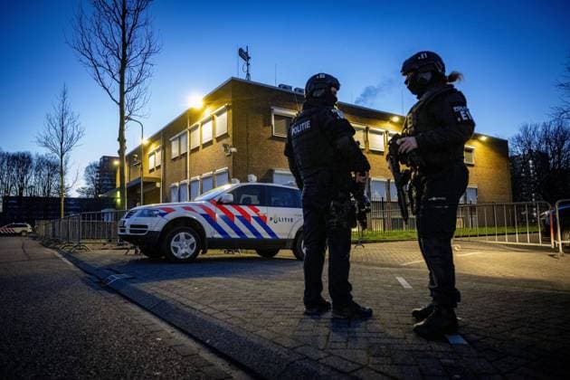 News Themen der Woche KW09 News Bilder des Tages AMSTERDAM - Security at the extra-secure court, prior to the verdict in the Marengo criminal case. A total of seventeen suspects are on trial. A life sentence has been demanded against main suspect Ridouan Taghi and five other suspects. ANP ROBIN UTRECHT netherlands out - belgium out  Copyright: xx x492250129x originalFilename: 492250129.jpg