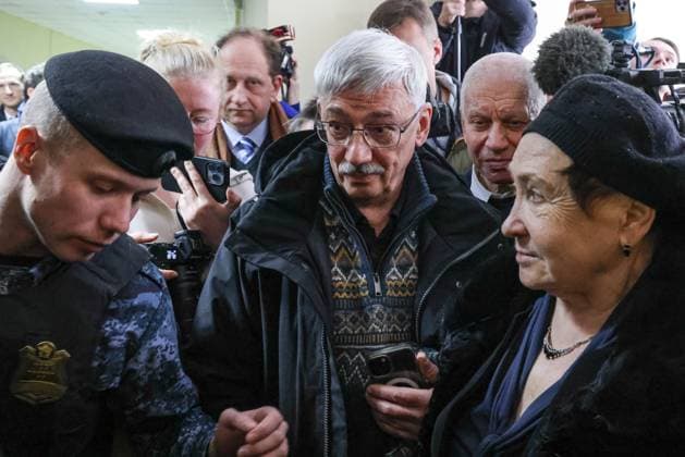RUSSIA, MOSCOW - FEBRUARY 27, 2024: Russian human rights activist Oleg Orlov (listed as a foreign agent in Russia), center, chairman of the Board at Memorial Human Rights Center (listed as a foreign agent and shut down by the Russian authorities), charged with discrediting the Russian Armed Forces for a second time, is seen ahead of a hearing at Moscow s Golovinsky District Court. Sergei Karpukhin TASS  67699470