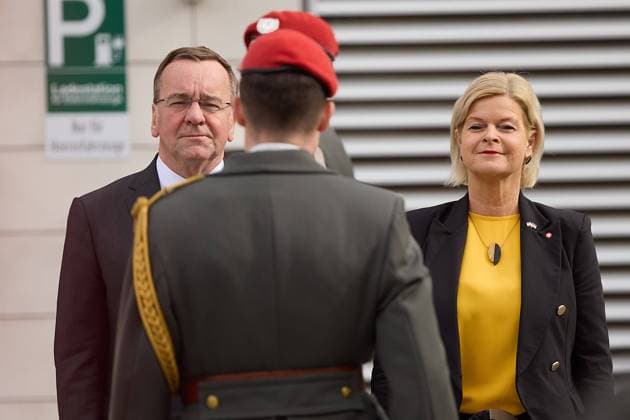 News Themen der Woche KW09 News Bilder des Tages - Wien 27.02.2024 - Heute traf der deutsche Verteidigungsminister in Wien mit der österreichischen Verteidigungsministerin zu einem Arbeitstreffen in der Rossauer Kaserne zusammen. PHOTO: Die österreichische Verteidigungsministerin Klaudia Tanner (R ÖVP) begrüsste ihren deutschen Amtskollegen, Verteidigungsminister Boris Pistorius mit militärischen Ehren. Vienna (AUSTRIA) - Today the German Defense Minister met the Austrian Defense Minister in Vienna for a working meeting in the Rossauer barracks. Verteidigungsministerin Tanner trifft deutschen Amtskollegen Pistorius in Wien *** Vienna 27 02 2024 Today the German Defense Minister met the Austrian Defense Minister in Vienna for a working meeting in the Rossauer barracks PHOTO Austrian 