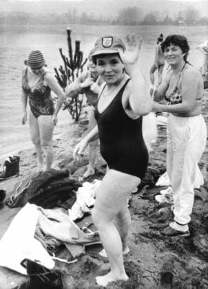 ! ACHTUNG Aufnahmedatum laut Beschriftung ! Sachsen, historisch, Traditionen, Bräuche, Feiertage Weihnachten, Weihnachtsmärkte: Pirna-Copitz, Eisbaden, Frauen in Badesachen gehen zum Weihnachtschwimmen in die Elbe, Winterschwimmer aus den Bezirken Dresden, Berlin und Karl-Marx-Stadt, 26.12.1987. *** Attention Date of recording according to Lettering Saxony, historical, Traditions, Customs, Holidays Christmas, Christmas markets Pirna Copitz, Ice bathing, Women in Swimwear go to Christmas swimming in the Elbe, Winter Swimmer from the Districts Dresden, Berlin and Karl Marx City, 26 12 1987 Copyright: xSZ MarionxGröningx 0000010205271688 ! ACHTUNG Aufnahmedatum laut Beschriftung