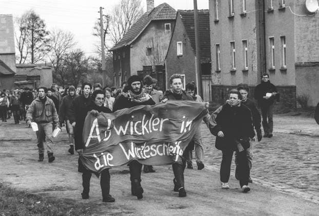 ! ACHTUNG Aufnahmedatum laut Beschriftung ! Sachsen, DDR, historisch, Wende, Umbruch, Herbst 1989: Abwicklung an Universitäten Hochschulen, Protestmarsch von Studenten von Berlin nach Leipzig, hier am 01.01.1991 auf einer Landstraße kurz nach Bad Düben. *** Attention Date of recording according to Lettering Saxony, GDR, historical, Turnaround, Upheaval, Autumn 1989 Processing to Universities Universities, Protest march from Students from Berlin to Leipzig, here on 01 01 1991 at a Country road briefly to Bathroom Düben Copyright: xSZ WaltrautxKossackx 0000010205394859 ! ACHTUNG Aufnahmedatum laut Beschriftung
