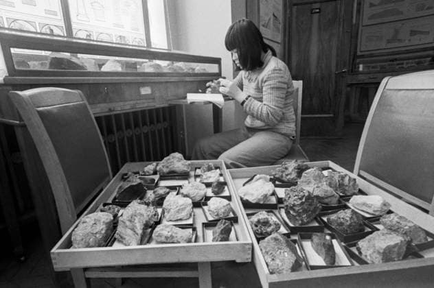 Moscow, USSR. Second-year student of the Faculty of Geology of the Lomonosov Moscow State University (MSU) Dam Thi Kin Loan from Vietnam carries out an academic research in the MSU building on Leninskiye Gory (Lenin Hills). Alexander Chumichev TASS  32050171