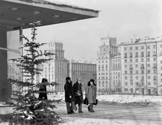 Moscow, USSR. Schoolchildren have a walk near the southern ground lobby of Leninsky Prospekt station on square of three highways. The highest quality available. Alexei Stuzhin TASS  67331117
