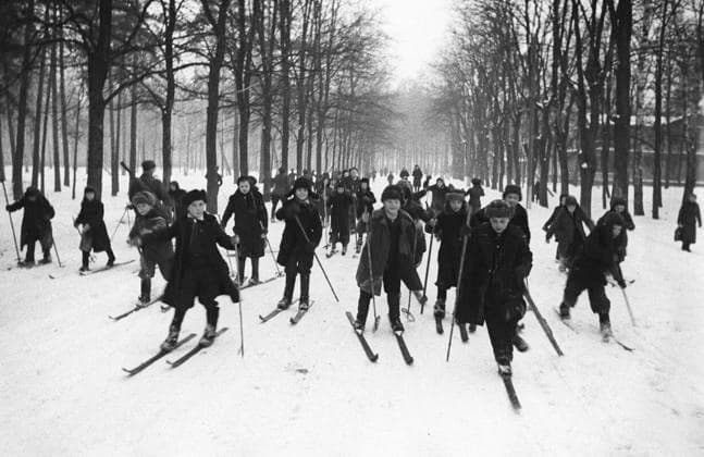 Great Patriotic War of 1941-1945 2815703 22.11.1941 Moscow school students during skiing training in Moscow s Sokolniki Park, 1941. Anatoliy Garanin Sputnik Moscow Russia  Copyright: xAnatoliyxGaraninx