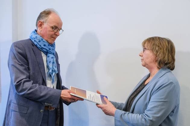News Themen der Woche KW09 News Bilder des Tages Vorstellung des Abschlussberichts der unabhaengigen Aufarbeitungskommission fuer Faelle sexualisierter Gewalt in der Kirchengemeinde Oesede in den Jahren 1972-1974, waehrend einer Pressekonferenz am 27.02.2024 in Hannover. (Foto: Uebergabe des Abschlussberichtes an Ralf Meister, Landesbischof der Evangelisch-Lutherischen Landeskirche Hannovers durch die Leiterin der Kommision und Hamburger Professorin fuer Soziale Arbeit, Christa Paul) Wenige Wochen nach der Praesentation der grossen ForuM-Studie zu sexualisierter Gewalt in der evangelischen Kirche und in der Diakonie geht es dabei auch um die Frage, wie Verantwortliche zu verschiedenen Zeiten mit den Tatvorwuerfen umgegangen sind. Eine Betroffene hatte den Fall im Oktober 2021 oeffentlich Copyright: epd-bild JensxSchulze epd-Missbrauch_Kommision5-kopieren