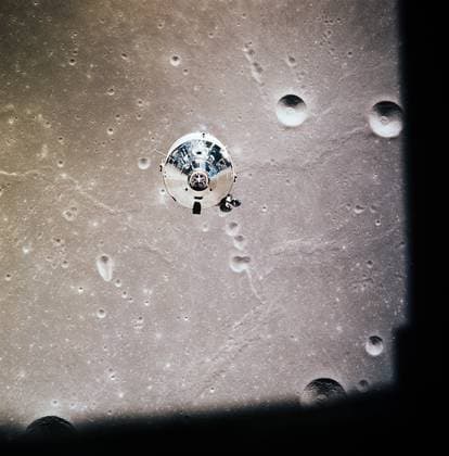 RECORD DATE NOT STATED The Apollo 11 Command and Service Modules photographed from Lunar Module in lunar orbit during Apollo 11 lunar landing mission, lunar surface below is in north-central Sea of Fertility, Johnson Space Center, NASA, July 20, 1969 The Apollo 11 Command and Service Modules photographed from Lunar Module in lunar orbit during Apollo 11 lunar landing mission, lunar surface below is in north-central Sea of Fertility, Johnson Space Center, NASA, July 20, 1969. Copyright: 1010_03_ghi-circa12390