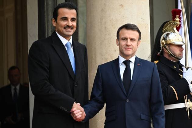 News Themen der Woche KW09 News Bilder des Tages French President Emmanuel Macron and hosts Sheikh Tamim bin Hamad Al Thani ( Emir of Qatar ) at Palais de l Elysee on February 27, 2024 in Paris, France. ( Photo by federico pestellini panoramic ) - NEWS : Emmanuel Macron recoit Cheikh Tamim bin Hamad Al Thani a l Elysee - Paris - 27 02 2024 FedericoPestellini Panoramic 