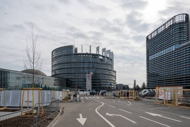 Moderne Architektur des Europäischen Parlaments , Politik, Frankreich, Straßburg, Grand Est, 27.02.2024, EU-Parlamentsgebäude in Straßburg, Flaggen im Vordergrund *** Modern architecture of the European Parliament, Politics, France, Strasbourg, Grand Est, 27 02 2024, EU Parliament building in Strasbourg, flags in the foreground
