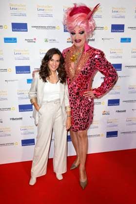 Mona Ameziane und Olivia Jones bei der Verleihung des Deutschen Lesepreises 2024 im Humboldt CarrÃ . Berlin, 27.02.2024