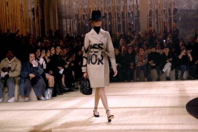Bilder des Jahres 2024, Entertainment 02 Februar Entertainment Themen der Woche KW09 Entertainment Bilder des Tages DÃ filÃ Christian Dior mode femme automne hiver 2024-2025 lors de la Fashion Week de Paris (PFW) au jardin des Tuileries Model sur le Runway lors du DÃ filÃ de Mode Dior, PrÃªt-Ã -porter Automne Hiver 2024-2025 dans le cadre de la Fashion Week de Paris, France, le 27 Fevrier 2024. Bertrand Rindoff Bestimage Runway of the Dior Womenswear Fall Winter 2024-2025 show as part of Paris Fashion Week on February 27, 2024 in Paris, France Paris France  Copyright: xRINDOFF-BORDEx xBESTIMAGExRINDOFF-BORDEx xBESTIMAGEx