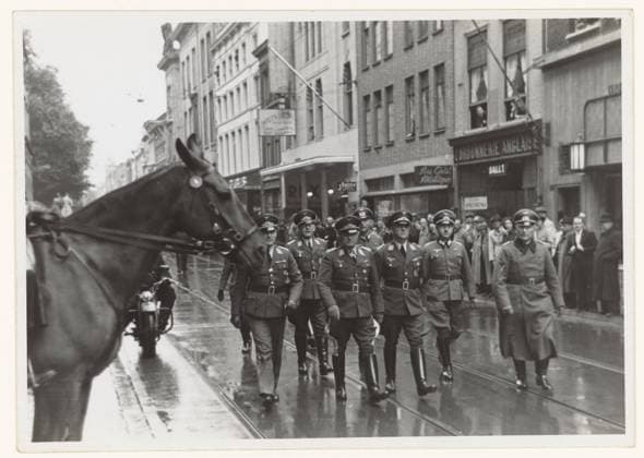 RECORD DATE NOT STATED Aankomst commander -in -chief of the Wehrmacht F. Christiansen, 1940 photograph General der Flieger and Oberbefehlshaber der Wehrmacht Friedrich Christiansen (third from the left) arrives in The Hague on the long legs in the company of a number of high German officers. On the left the head of a horse. During the war he remained the commander of the Wehrmacht in the Netherlands. He was also the one who ordered the raid in Putten in 1944. The Hague photographic support gelatin silver print military parade, pageant The Hague Copyright: xpiemagsx rknbpie221223-24942 !ACHTUNG AUFNAHMEDATUM GESCHÄTZT!