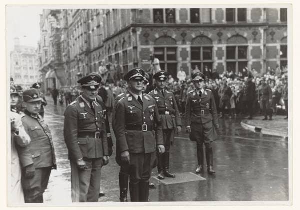 RECORD DATE NOT STATED Aankomst commander -in -chief of the Wehrmacht F. Christiansen, 1940 photograph General der Flieger and Oberbefehlshaber der Wehrmacht Friedrich Christiansen (third from the left) arrives in The Hague on the long legs in the company of a number of high German officers. In the background spectators and photographers. During the war he remained the commander of the Wehrmacht in the Netherlands. He was also the one who ordered the raid in Putten in 1944. The Hague photographic support gelatin silver print military parade, pageant The Hague Copyright: xpiemagsx rknbpie221223-24943 !ACHTUNG AUFNAHMEDATUM GESCHÄTZT!