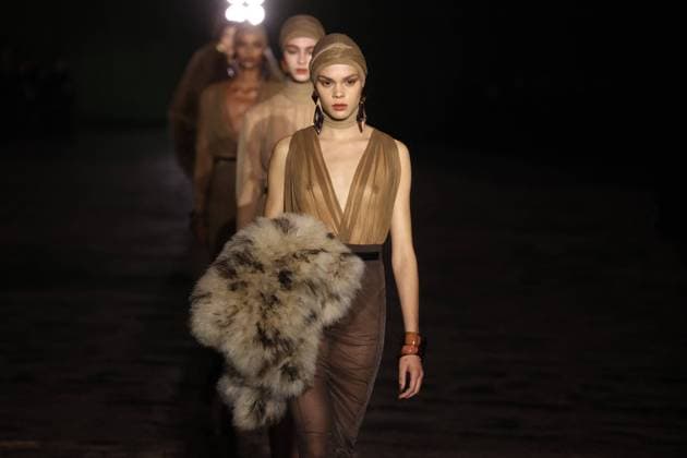Bilder des Jahres 2024, Entertainment 02 Februar Entertainment Themen der Woche KW09 Entertainment Bilder des Tages PFW - Saint Laurent Runway A model walks the runway ring the Saint Laurent Womenswear Fall Winter 2024-2025 show as part of Paris Fashion Week on February 27, 2024 in Paris, France. Photo by Jerome DominÃ ABACAPRESS.COM  Copyright: xDominexJerome ABACAx