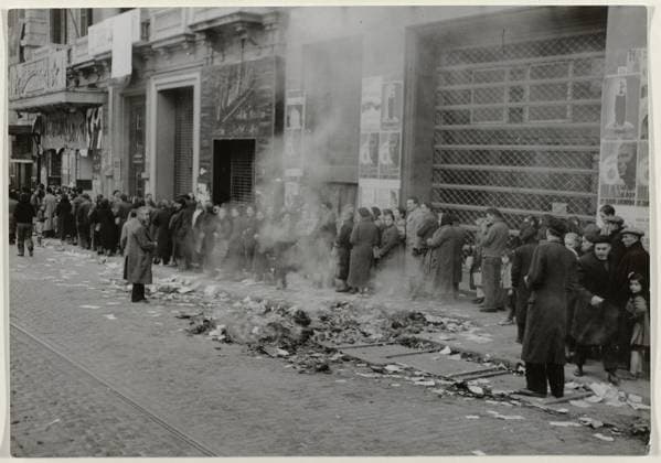 RECORD DATE NOT STATED In line for food, Associated Press Berliner Büro, 1939 photograph. news photograph Drive on the street to get a bread, January 29, 1939. Hunger in Barcelona after the conquest of the city by the nationalist troops of Franco during the Spanish Civil War. On the back two stamps and leaf with press text in German. Berlinbarcela name Amsterdam photographic support gelatin silver print Barcelona Copyright: xpiemagsx rknbpie221223-29532 !ACHTUNG AUFNAHMEDATUM GESCHÄTZT!