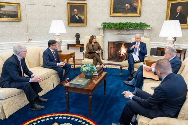 News Themen der Woche KW09 News Bilder des Tages February 27, 2024, Washington, District Of Columbia, USA: US President JOE BIDEN (middle) and Vice President KAMALA HARRIS (3rd L) meet with House Speaker MIKE JOHNSON (2nd L), Leader MITCH MCCONNELL (L), Senate Majority Leader CHUCK SCHUMER (2nd R) and Leader Hakeem Jeffries (R) at the Oval Office of the . Biden is meeting with the congressional leaders in an attempt to unlock billions of dollars in stalled emergency aid to Ukraine and avert a looming government shutdown. Washington USA - ZUMA 20240227_new_z03_051 Copyright: xWhitexHousex