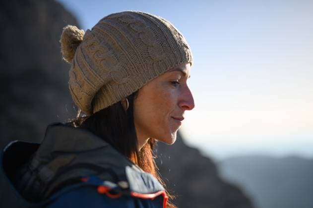 Portrait of a woman wearing a woollen hat. Montserrat Parc, Catalunya, Spain CR_SCLO240227-1355788-01 ,model released, Symbolfoto