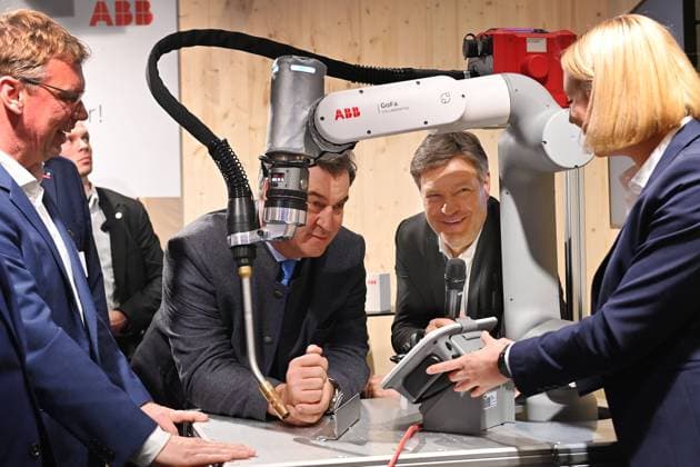 News Themen der Woche KW09 Markus SOEDER (Ministerpraesident Bayern und CSU Vorsitzender) und Bundeswirtschaftsminister Robert Habeck beim Messerundgang-hier am Stand von ABB bei der Demonstration eines Schweissroboters. 75 Jahre Internationale Handwerksmesse IHM Muenchen am 28.02.2024. *** Markus SOEDER State Premier of Bavaria and CSU Chairman and Federal Minister of Economics Robert Habeck at the trade fair tour here at the ABB stand during the demonstration of a welding robot 75th anniversary of the International Crafts Fair IHM Munich on 28 02 2024