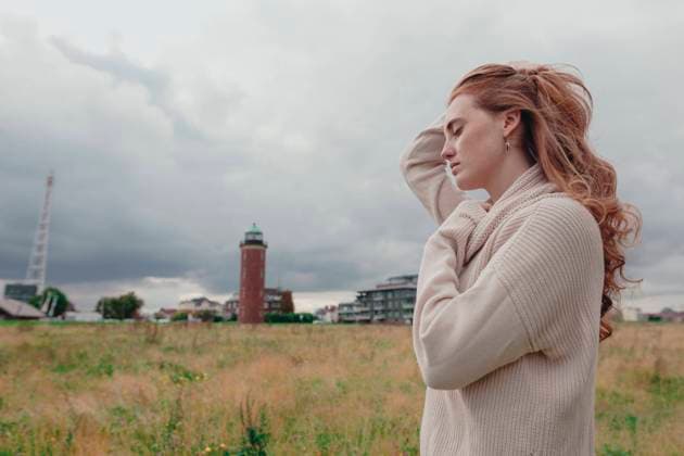 Creative Highlights Symbolbilder Redhead woman with eyes closed standing in meadow model released, Symbolfoto, DANF00041