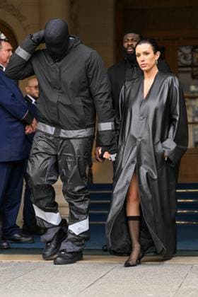 Kanye West (Ye) et sa femme Bianca Censori Ã la sortie de l hÃ tel Ritz lors de la semaine de la mode femme automne hiver 2024-2025 (PFW) Kanye West (Ye) et sa femme Bianca Censori Ã la sortie de l hÃ tel Ritz lors de la semaine de la mode femme automne hiver 2024-2025 (PFW), Ã Paris, France, le 28 fÃ vrier 2024. Il s est affublÃ de son look dÃ sormais classique : cagoule intÃ grale, blouson noir et et chaussures noires. Kanye West (Ye) and his wife Bianca Censori at the exit of the Ritz hotel during the Fashion Week Fall Winter 2024-2025 (PFW), in Paris, France, on February 28, 2024. Paris France  Copyright: xTizianoxDaxSilvax-xPierrexPerusseaux xBestimagexTizianoxDaxSilvax-xPierrexPerusseaux xBestimagex