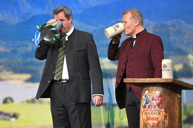 Entertainment Themen der Woche KW09 Entertainment Bilder des Tages v.li: Markus SOEDER (Ministerpraesident Bayern und CSU Vorsitzender),Andreas STEINFATT (Paulaner). mit der ersten Mass, Salvator Starkbier Probe 2024 auf dem Nockherberg in Muenchen am 28.02.2024 *** From left Markus SOEDER State Premier of Bavaria and CSU Chairman ,Andreas STEINFATT Paulaner with the first Mass, Salvator Starkbier Probe 2024 at the Nockherberg in Munich on 28 02 2024