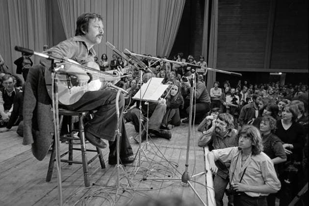 Der Liedermacher WOLF BIERMANN während seines Auftritts in der Dortmunder Westfalenhalle am 25.04.1978. Wegen seiner regimekritischen Lieder und Gedichte wurde er 1976 nach einem Konzert in Köln aus der DDR ausgebürgert. *** The singer-songwriter WOLF BIERMANN during his performance in Dortmunds Westfalenhalle on 25 April 1978 He was expatriated from the GDR in 1976 after a concert in Cologne because of his songs and poems critical of the regime