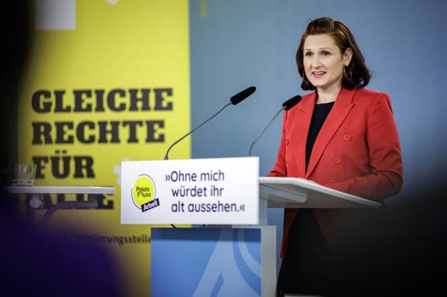 News Themen der Woche KW09 Pressekonferenz zur Kampagne gegen Altersdiskriminierung von Frauen im Beruf Ohne mich wuerdet ihr alt aussehen mit Ferda Ataman, Unabhaengige Bundesbeauftragte fuer Antidiskriminierung und Leiterin der Antidiskriminierungsstelle des Bundes. Eine Kampagne von Palais Fluxx, gefoerdert durch die Antidiskriminierungsstelle des Bundes. Berlin, 29.02.2024. Fotografiert fuer die Antidiskriminierungsstelle des Bundes im Auftrag des Bundesministeriums fuer Familie, Senioren, Frauen und Jugend. Berlin Deutschland *** Press conference on the campaign against age discrimination against women in the workplace Without me you would look old with Ferda Ataman, Independent Federal Commissioner for Anti-Discrimination and Head of the Federal Anti-Discrim Copyright: xJaninexSchmitzx
