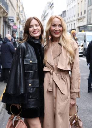 ArrivÃ es au dÃ filÃ de mode Chloe collection femme automne hiver 2024-2025 lors de la fashion week Ã Paris (PFW) Georgia May Jagger et sa mere Jerry Hall - ArrivÃ es au dÃ filÃ de mode Chloe collection femme automne hiver 2024-2025 lors de la fashion week Ã Paris (PFW) le 29 fÃ vrier 2024. Denis Guignebourg Bestimage Arrivals at the Chloe women s autumn winter 2024-2025 fashion show during Paris Fashion Week (PFW) on 29 February 2024. Paris France  Copyright: xDenisxGuignebourgx xBestimagexDenisxGuignebourgx xBestimagex