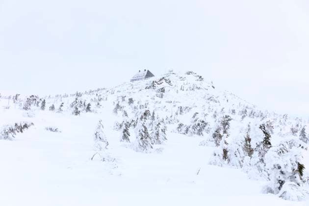 Reifträgerbaude auf dem Reifträger im Schnee, Riesengebirge, Polen *** Reifträgerbaude on the Reifträger in the snow, Giant Mountains, Poland