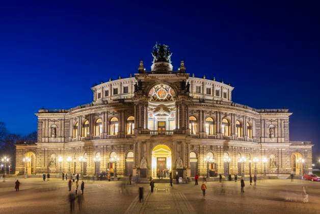Dresden Altstadt Semperoper am Theaterplatz mit König Johann Denkmal am Abend. Dresden Sachsen Deutschland