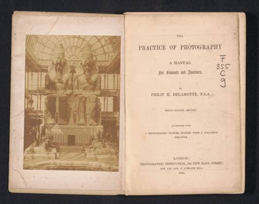 RECORD DATE NOT STATED Statues in the Egyptian Court of the Crystal Palace in London, Philip Henry Delamotte (Possible), in or after 1851 - in or before 1855 photograph Crystal Palace photographic support albumen print sculpture. temporary exhibition, Salon . exterior ~ representation of a building Copyright: xpiemagsx rknbpie24122023-21602 !ACHTUNG AUFNAHMEDATUM GESCHÄTZT!