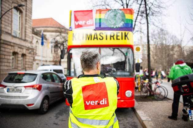 News Themen der Woche KW09 Ein Demonstrierender fotografiert einen Bus mit den Logos von Friday for Future ( FFF ) und der Verdi Kundgebung während dem Streik der BVG und dem Klimastreiktag am 01. März 2024 im Invaldidenpark in Berlin. Ausgerufen haben die Vereinte Dienstleistungsgewerkschaft (ver.di) und das Bündnis wirfahrenzusammen, welches sich aus der Verdi und Fridays for Future bildet. Streiktag in Berlin *** A demonstrator photographs a bus with the logos of Fridays for Future FFF and the Verdi rally during the BVG strike and the climate strike day on March 1, 2024 in Invaldidenpark in Berlin Called by the United Services Union ver di and the alliance wirfahrenzusammen, which is made up of Verdi and Fridays for Future Strike day in Berlin