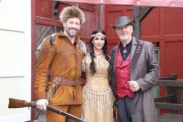 Bilder des Jahres 2024, Entertainment 03 März Entertainment Themen der Woche KW09 Entertainment Bilder des Tages Jan Hartmann als Old Firehand, Sila Sahin als Häuptlingstochter Ribanna, Nick Wilder als Bösewicht Emery Forster, die Karl-May-Spiele Bad Segeberg präsentieren drei Gaststars, die in diesem Jahr im Stück Winnetou II - Ribanna und Old Firehand im Freilichtheater am Kalkberg auftreten werden, Bad Segeberg 1.3.2024 *** Jan Hartmann as Old Firehand, Sila Sahin as the chiefs daughter Ribanna, Nick Wilder as the villain Emery Forster, the Karl May Spiele Bad Segeberg present three guest stars who will appear in this years play Winnetou II Ribanna and Old Firehand in the open-air theater at Kalkberg, Bad Segeberg 1 3 2024