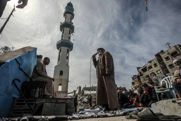 Bilder des Jahres 2024, News 03 März News Themen der Woche KW09 News Bilder des Tages Nahostkonflikt, Gaza, Freitagsgebet in Trümmern von Rafah Palestinians attend Friday prayers near the ruins of a mosque destroyed in Israeli strikes, in Rafah in the southern Gaza Strip. on Friday, March 1, 2024.  GAZ2024030101 IsmaelxMohamad