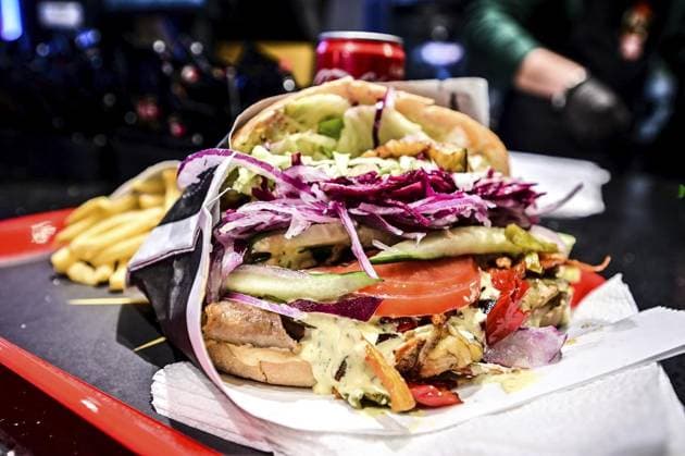 IMAGO Creative, Food, Fast Food, Döner Eröffnung What a Döner ** NUR FÜR REDAKTIONELLE ZWECKE ** EDITORIAL USE ONLY **<p>Eröffnung der Filiale von What a Döner an der Helmholtzstraße, am Freitag den 01. März 2024 in Oberhausen. Deutschland Nordrhein-Westfalen Oberhausen Copyright: LarsxFröhlich *** Opening What a Döner FOR EDITORIAL PURPOSES ONLY EDITORIAL USE ONLY p Opening of the branch of What a Döner on Helmholtzstraße, on Friday, March 01, 2024 in Oberhausen Germany North Rhine-Westphalia Oberhausen Copyright LarsxFröhlich Copyright: LarsxFröhlich doc7ud9hpm0xl41bdjqz7k7 ,EDITORIAL USE ONLY