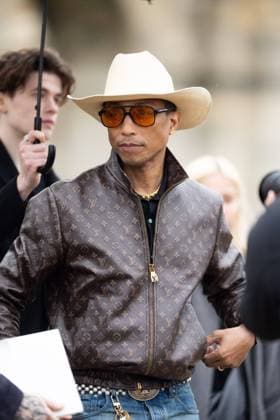 Les cÃ lÃ britÃ s arrivent au dÃ filÃ Loewe au chÃ¢teau de de Vincennes lors de la mode femme automne hiver 2024-2025 lors de la Fashion Week de Paris (PFW) Pharrell Williams - Les cÃ lÃ britÃ s arrivent au dÃ filÃ Loewe au chÃ¢teau de de Vincennes lors de la mode femme automne hiver 2024-2025 lors de la Fashion Week de Paris (PFW), le 1er mars 2024. Celebrities arrive at the Loewe fashion show at Esplanade Saint Louis during Fall Winter 2024-2025 women s fashion during Paris Fashion Week (PFW), March 1, 2024. Paris France  Copyright: xTizianoxDaxSilvax-xPierrexPerusseaux xBestimagexTizianoxDaxSilvax-xPierrexPerusseaux xBestimagex