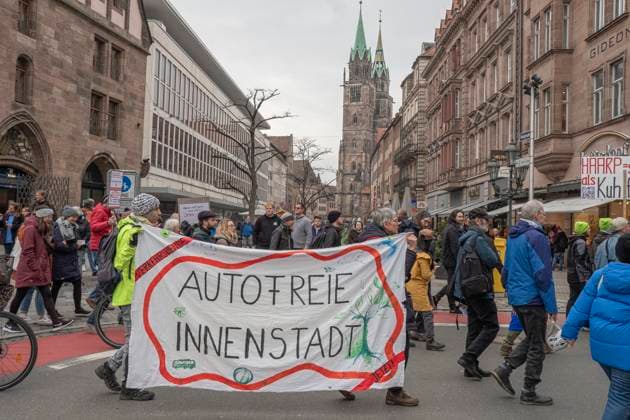 01.03.2024, Klimastreik FFF, Nürnberg: Anlässlich des sog. Klimastreiks gingen in Nürnberg mehrere hundert Menschen für mehr Klimaschutz und eine geforderte Verkehrswende auf die Straße. Organisiert wurde die Demonstration von Fridays for Future. Bayern Deutschland Klimastreik 2024 Nürnberg-26 *** 01 03 2024, Climate Strike FFF, Nuremberg On the occasion of the so-called climate strike, several hundred people took to the streets in Nuremberg for more climate protection and a demanded transport turnaround The demonstration was organized by Fridays for Future Bavaria Germany Climate Strike 2024 Nuremberg 26