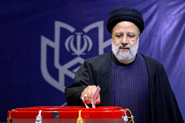 News Themen der Woche KW09 News Bilder des Tages March 1, 2024, Tehran, Iran: Iranian President EBRAHIM RAISI casting his ballot at a polling station, during elections to select members of parliament and a key clerical body, in Tehran. Iranians vote for new members of Iran s parliament, and for the Assembly of Experts, the body in charge of appointing Iran s Supreme Leader. Tehran Iran - ZUMAi98_ 20240301_zih_i98_002 Copyright: xIranianxPresidencyx